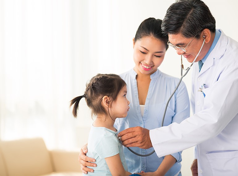 bác sĩ đang khám bệnh cho một em bé