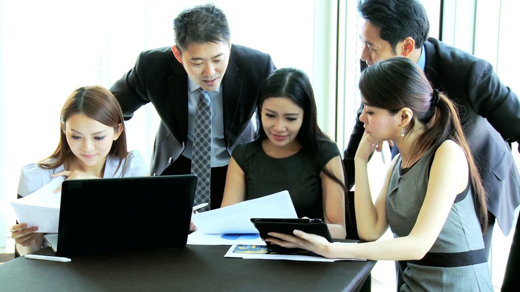 một nhóm nhân viên đang trao đổi công việc