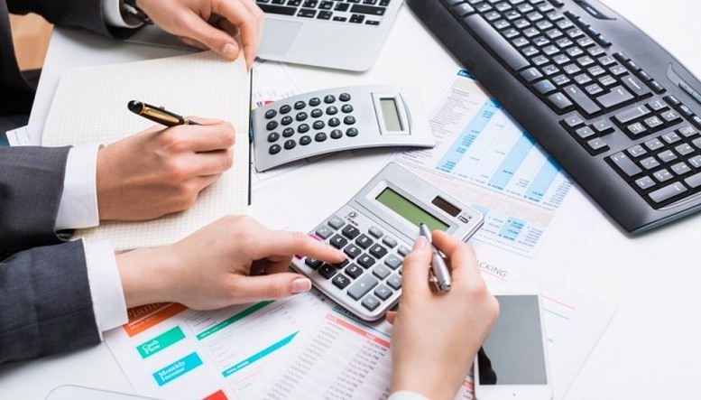 một nhóm người đang tính toán sổ sách