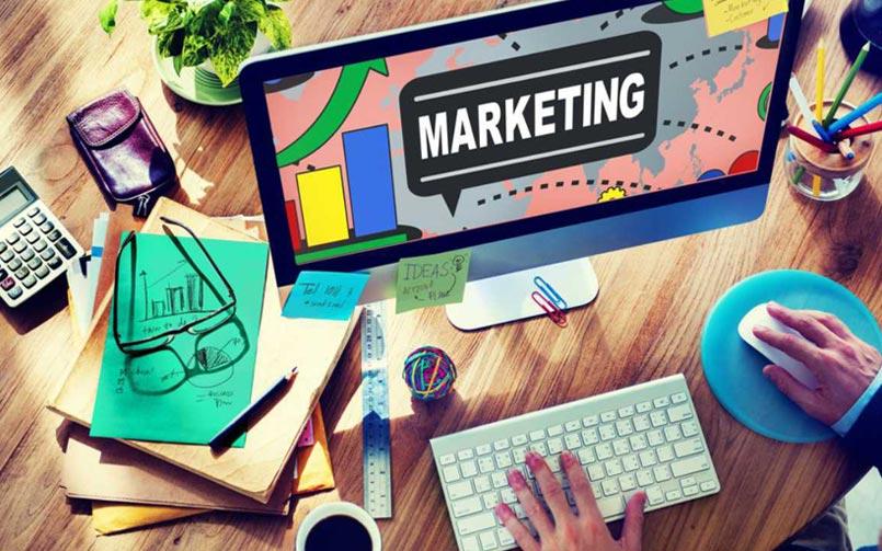 bàn làm việc của một người làm marketing