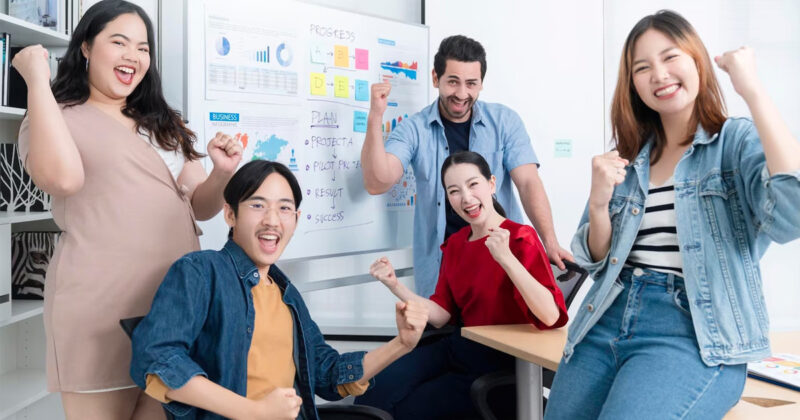 một nhóm đồng nghiệp đang trao đổi công việc