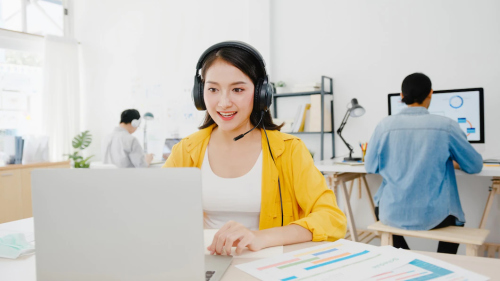một tư vấn viên online đang làm việc và trao đổi với khách hàng qua mạng