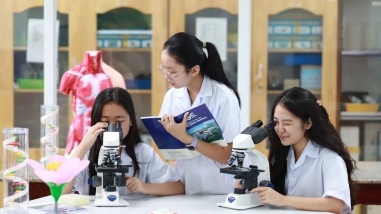 Học đại học hay cao đẳng tiết kiệm hơn