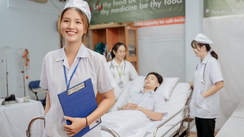 lộ trình học và mức lương bác sĩ đa khoa