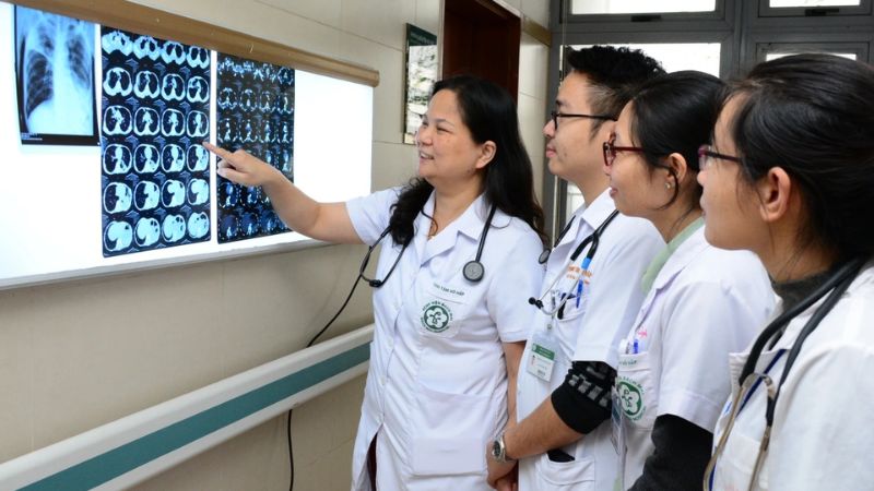 lộ trình học và mức lương bác sĩ đa khoa