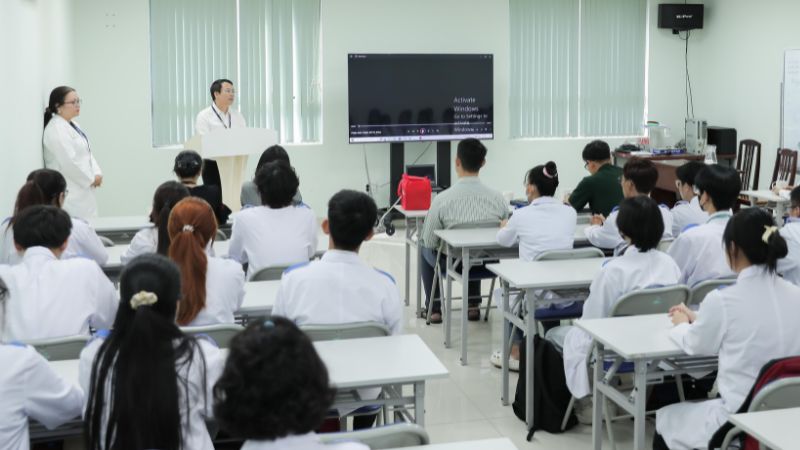 lộ trình học và mức lương bác sĩ đa khoa