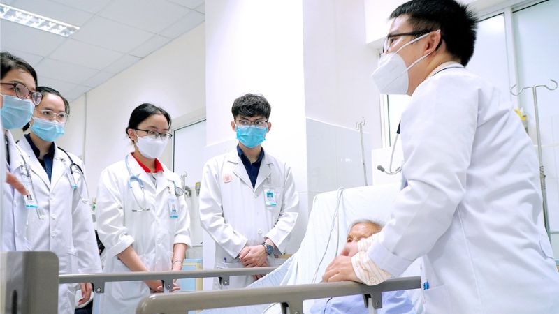 lộ trình học và mức lương bác sĩ đa khoa