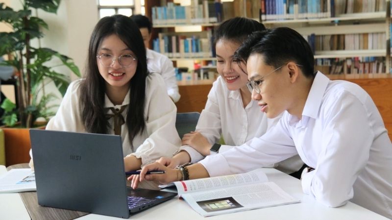 học phí ngành ngôn ngữ Anh