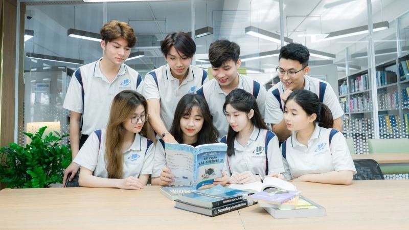 so sánh học phí trường công và tư
