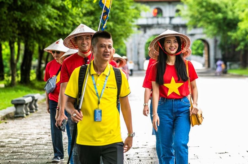 luong-huong-dan-vien-du-lich