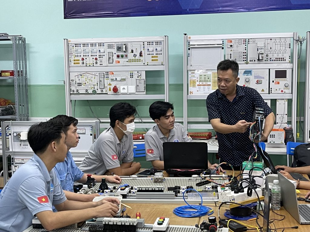 Chênh lệch lương giữa đại học và học nghề